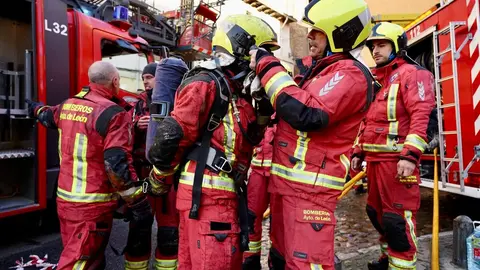 Un incendio en una vivienda de dos plantas, ubicada en la calle Serradores de León capital, ha movilizado este lunes a numerosos efectivos de Emergencias. El incendio se declaró, según informa Emergencias 1-1-2, pasadas las 8:50 horas momento en el que varios alertantes advertían de humo en una de las viviendas del inmueble. Foto: Campillo.