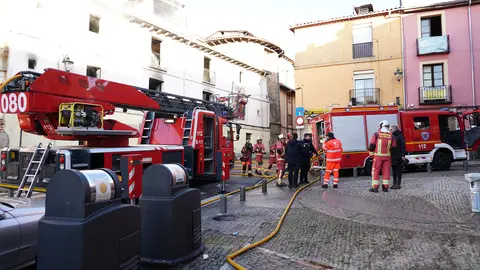 Un incendio en una vivienda de dos plantas, ubicada en la calle Serradores de León capital, ha movilizado este lunes a numerosos efectivos de Emergencias. El incendio se declaró, según informa Emergencias 1-1-2, pasadas las 8:50 horas momento en el que varios alertantes advertían de humo en una de las viviendas del inmueble. Foto: Campillo.