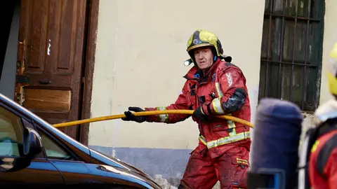 Un incendio en una vivienda de dos plantas, ubicada en la calle Serradores de León capital, ha movilizado este lunes a numerosos efectivos de Emergencias. El incendio se declaró, según informa Emergencias 1-1-2, pasadas las 8:50 horas momento en el que varios alertantes advertían de humo en una de las viviendas del inmueble. Foto: Campillo.