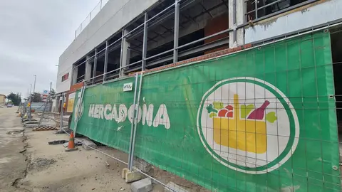 Si se cumple el plan de desarrollo previsto el nuevo súper que se ubica en el número 313 de la avenida de Agustinos, a escasos metros del Colegio PP Agustinos, abrirá el próximo mes de mayo tras una inversión de 3,67 millones de euros.