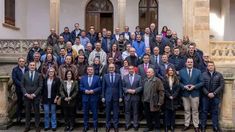 El consejero de la Presidencia, Luis Miguel González Gago, preside el acto de firma de convenios de adhesión al Plan de Expansión Rural del 012 con 92 alcaldes de la provincia de Salamanca. Foto: Susana Martín.