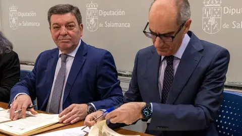 El consejero de la Presidencia, Luis Miguel González Gago, preside el acto de firma de convenios de adhesión al Plan de Expansión Rural del 012 con 92 alcaldes de la provincia de Salamanca. Foto: Susana Martín.