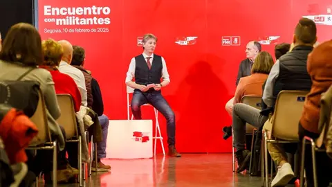 El secretario general electo del PSOECyL, Carlos Martínez, atiende a los medios de comunicación, junto al secretario general del PSOE de Segovia, José Luis Aceves; y al Secretario de Organización del PSOE de Segovia, José Antonio Mateo; antes de mantener un encuentro con militantes del PSOE de Segovia. Foto: Nacho Valverde.