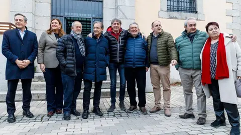 El secretario general electo del PSOECyL, Carlos Martínez, atiende a los medios de comunicación, junto al secretario general del PSOE de Segovia, José Luis Aceves; y al Secretario de Organización del PSOE de Segovia, José Antonio Mateo; antes de mantener un encuentro con militantes del PSOE de Segovia. Foto: Nacho Valverde.