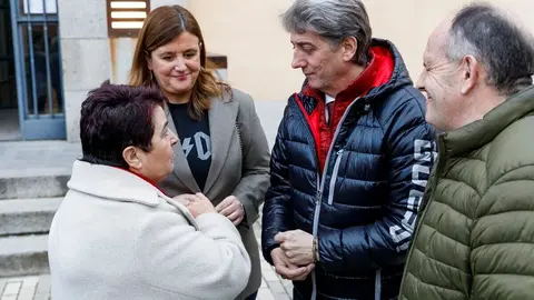 El secretario general electo del PSOECyL, Carlos Martínez, atiende a los medios de comunicación, junto al secretario general del PSOE de Segovia, José Luis Aceves; y al Secretario de Organización del PSOE de Segovia, José Antonio Mateo; antes de mantener un encuentro con militantes del PSOE de Segovia. Foto: Nacho Valverde.