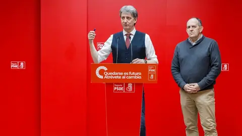 El secretario general electo del PSOECyL, Carlos Martínez, atiende a los medios de comunicación, junto al secretario general del PSOE de Segovia, José Luis Aceves; y al Secretario de Organización del PSOE de Segovia, José Antonio Mateo; antes de mantener un encuentro con militantes del PSOE de Segovia. Foto: Nacho Valverde.