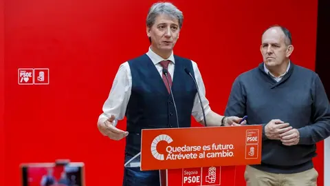 El secretario general electo del PSOECyL, Carlos Martínez, atiende a los medios de comunicación, junto al secretario general del PSOE de Segovia, José Luis Aceves; y al Secretario de Organización del PSOE de Segovia, José Antonio Mateo; antes de mantener un encuentro con militantes del PSOE de Segovia. Foto: Nacho Valverde.