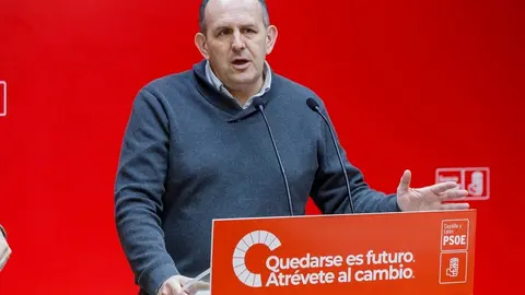 El secretario general electo del PSOECyL, Carlos Martínez, atiende a los medios de comunicación, junto al secretario general del PSOE de Segovia, José Luis Aceves; y al Secretario de Organización del PSOE de Segovia, José Antonio Mateo; antes de mantener un encuentro con militantes del PSOE de Segovia. Foto: Nacho Valverde.