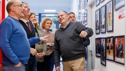 El secretario general electo del PSOECyL, Carlos Martínez, atiende a los medios de comunicación, junto al secretario general del PSOE de Segovia, José Luis Aceves; y al Secretario de Organización del PSOE de Segovia, José Antonio Mateo; antes de mantener un encuentro con militantes del PSOE de Segovia. Foto: Nacho Valverde.