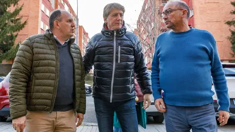 El secretario general electo del PSOECyL, Carlos Martínez, atiende a los medios de comunicación, junto al secretario general del PSOE de Segovia, José Luis Aceves; y al Secretario de Organización del PSOE de Segovia, José Antonio Mateo; antes de mantener un encuentro con militantes del PSOE de Segovia. Foto: Nacho Valverde.