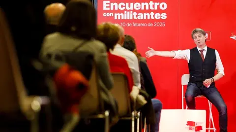 El secretario general electo del PSOECyL, Carlos Martínez, atiende a los medios de comunicación, junto al secretario general del PSOE de Segovia, José Luis Aceves; y al Secretario de Organización del PSOE de Segovia, José Antonio Mateo; antes de mantener un encuentro con militantes del PSOE de Segovia. Foto: Nacho Valverde.