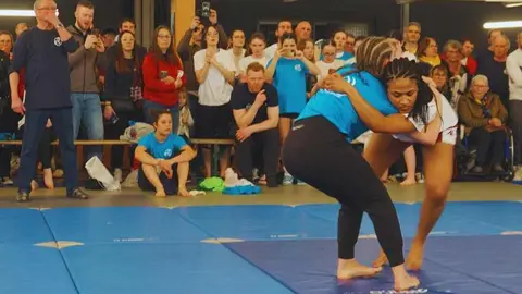 La gran actuación de los luchadores leoneses en los Campeonatos Internaciones de Back-Hold de Pontivy ha dado como resultado oros para Beatriz Riaño y Florián Yugueros, plata para Luzma Carcedo y bronce para José Luis García, alias 'Chelín'.