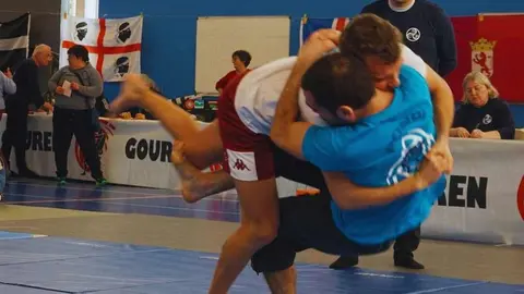 La gran actuación de los luchadores leoneses en los Campeonatos Internaciones de Back-Hold de Pontivy ha dado como resultado oros para Beatriz Riaño y Florián Yugueros, plata para Luzma Carcedo y bronce para José Luis García, alias 'Chelín'.