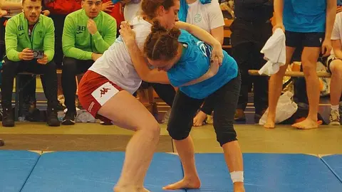 La gran actuación de los luchadores leoneses en los Campeonatos Internaciones de Back-Hold de Pontivy ha dado como resultado oros para Beatriz Riaño y Florián Yugueros, plata para Luzma Carcedo y bronce para José Luis García, alias 'Chelín'.