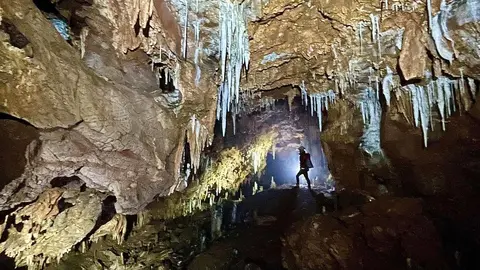 Pedro González y Tanía García, que ya localizaron la gran Sala de los Lirones, logran encontrar una nueva área en la cueva situada a unos 20 metros por encima de la anterior. La zona revela nuevos secretos de la zona pero destaca por su riesgo por el  importante material con peligro de desprendimientos. Fotografías de Pedro González y Tanía García