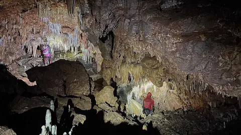 Pedro González y Tanía García, que ya localizaron la gran Sala de los Lirones, logran encontrar una nueva área en la cueva situada a unos 20 metros por encima de la anterior. La zona revela nuevos secretos de la zona pero destaca por su riesgo por el  importante material con peligro de desprendimientos. Fotografías de Pedro González y Tanía García