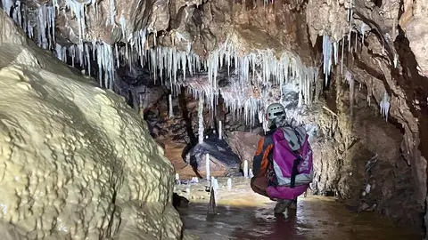 Pedro González y Tanía García, que ya localizaron la gran Sala de los Lirones, logran encontrar una nueva área en la cueva situada a unos 20 metros por encima de la anterior. La zona revela nuevos secretos de la zona pero destaca por su riesgo por el  importante material con peligro de desprendimientos. Fotografías de Pedro González y Tanía García