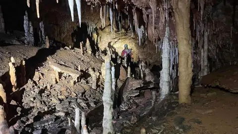 Pedro González y Tanía García, que ya localizaron la gran Sala de los Lirones, logran encontrar una nueva área en la cueva situada a unos 20 metros por encima de la anterior. La zona revela nuevos secretos de la zona pero destaca por su riesgo por el  importante material con peligro de desprendimientos. Fotografías de Pedro González y Tanía García