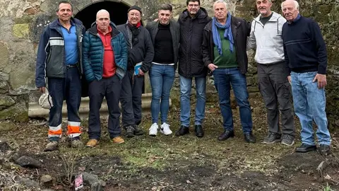 (I - D) Pedro y Severo, socios de la Asociación Amigos del Camino de K¨nuig; Tomás Álvarez, presidente de la asociación; Gabriel Folgado, alcalde de Torre del Bierzo; Normas Sinclair, 'peregrino de la rosa'; Andrés y Tomás, vecinos de Torre del Bierzo; y Daniel Almeida, teniente alcalde de Torre del Bierzo.