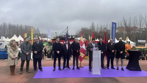 Nadie se ha querido perder este jueves la mirada al mundo desde Valencia de Don Juan. Como cada tercer jueves del mes de febrero Valencia de Don Juan ha vuelto a abrir de par en par las ventanas de su escaparate en la tradicional Feria de Febrero.