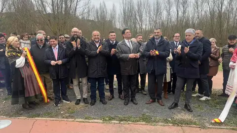 Nadie se ha querido perder este jueves la mirada al mundo desde Valencia de Don Juan. Como cada tercer jueves del mes de febrero Valencia de Don Juan ha vuelto a abrir de par en par las ventanas de su escaparate en la tradicional Feria de Febrero.