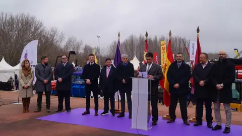 Nadie se ha querido perder este jueves la mirada al mundo desde Valencia de Don Juan. Como cada tercer jueves del mes de febrero Valencia de Don Juan ha vuelto a abrir de par en par las ventanas de su escaparate en la tradicional Feria de Febrero.