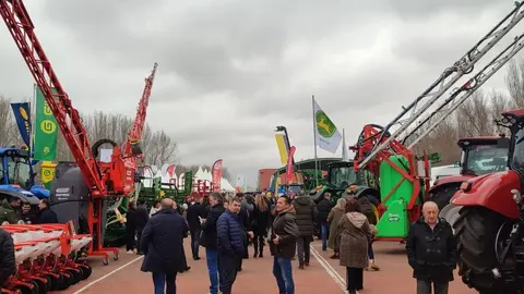 Nadie se ha querido perder este jueves la mirada al mundo desde Valencia de Don Juan. Como cada tercer jueves del mes de febrero Valencia de Don Juan ha vuelto a abrir de par en par las ventanas de su escaparate en la tradicional Feria de Febrero.