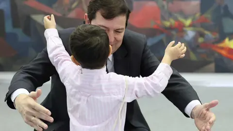 En una batalla sin fin y de la mano de su familia este pequeño se ha convertido en un luchador incansable que este viernes ha sumado a su lucha al presidente de la Junta, Alfonso Fernández-Mañueco.