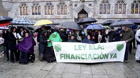 Más de un centenar de personas piden la financiación de la Ley para los enfermos de ELA cuatro meses después de su aprobación. Fotos: Campillo