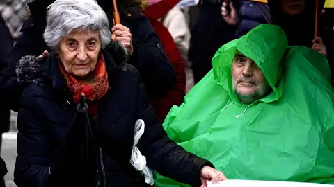 Más de un centenar de personas piden la financiación de la Ley para los enfermos de ELA cuatro meses después de su aprobación. Fotos: Campillo