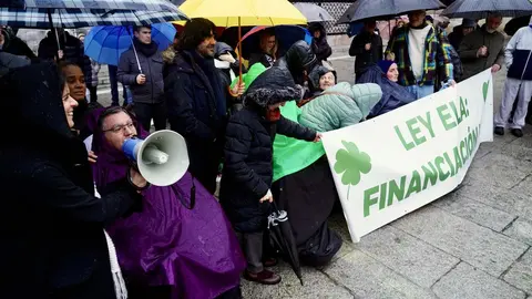 Más de un centenar de personas piden la financiación de la Ley para los enfermos de ELA cuatro meses después de su aprobación. Fotos: Campillo