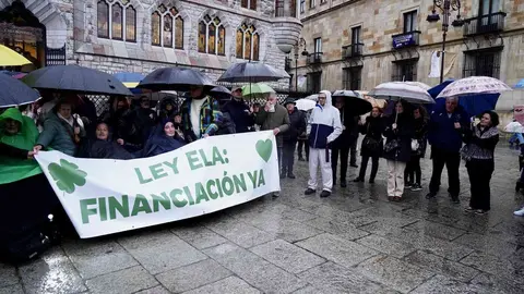 Más de un centenar de personas piden la financiación de la Ley para los enfermos de ELA cuatro meses después de su aprobación. Fotos: Campillo