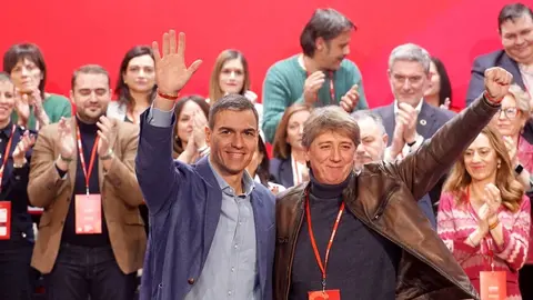 El secretario general del PSCyL, Carlos Martínez, y el secretario general y presidente del Gobierno, Pedro Sánchez en el XV Congreso Autonómico del PSOE de Castilla y León.