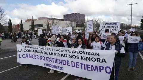 Más de 2000 personas convocadas por #OncoBierzo participan en una concentración frente a las Cortes de Castilla y León en Valladolid bajo el lema 'Si la montaña no viene, ya vamos nosotr@s'. Fotos: Rubén Cacho.