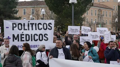 Más de 2000 personas convocadas por #OncoBierzo participan en una concentración frente a las Cortes de Castilla y León en Valladolid bajo el lema 'Si la montaña no viene, ya vamos nosotr@s'. Fotos: Rubén Cacho.