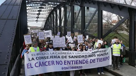 Más de 2000 personas convocadas por #OncoBierzo participan en una concentración frente a las Cortes de Castilla y León en Valladolid bajo el lema 'Si la montaña no viene, ya vamos nosotr@s'. Fotos: Rubén Cacho.