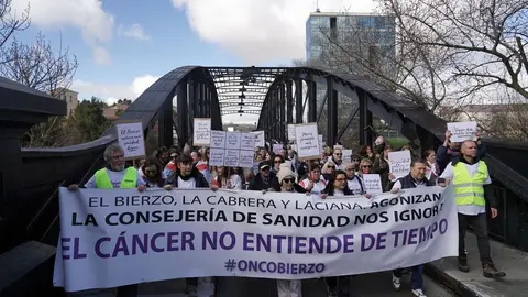 Más de 2000 personas convocadas por #OncoBierzo participan en una concentración frente a las Cortes de Castilla y León en Valladolid bajo el lema 'Si la montaña no viene, ya vamos nosotr@s'. Fotos: Rubén Cacho.