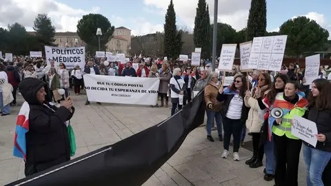 Más de 2000 personas convocadas por #OncoBierzo participan en una concentración frente a las Cortes de Castilla y León en Valladolid bajo el lema 'Si la montaña no viene, ya vamos nosotr@s'. Fotos: Rubén Cacho.