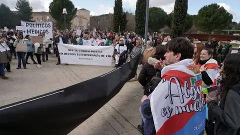 Más de 2000 personas convocadas por #OncoBierzo participan en una concentración frente a las Cortes de Castilla y León en Valladolid bajo el lema 'Si la montaña no viene, ya vamos nosotr@s'. Fotos: Rubén Cacho.