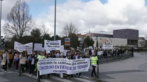 Más de 2000 personas convocadas por #OncoBierzo participan en una concentración frente a las Cortes de Castilla y León en Valladolid bajo el lema 'Si la montaña no viene, ya vamos nosotr@s'. Fotos: Rubén Cacho.