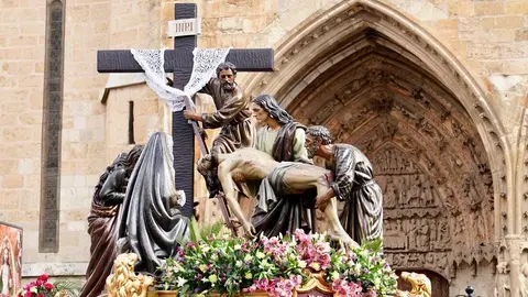 Procesión de conmemoración del LXXX aniversario del paso 'El descendimiento', organizada por la Real Cofradía del Santísimo Sacramento de Minerva y la Santa Vera Cruz y la Academia Básica del Aire y del Espacio. Fotos: Campillo.