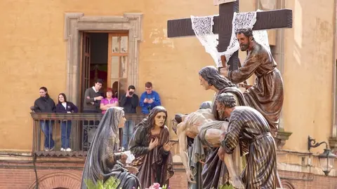 Procesión de conmemoración del LXXX aniversario del paso 'El descendimiento', organizada por la Real Cofradía del Santísimo Sacramento de Minerva y la Santa Vera Cruz y la Academia Básica del Aire y del Espacio. Fotos: Campillo.