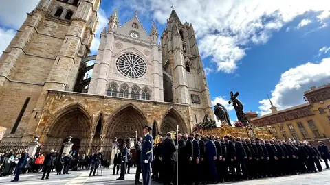 Procesión de conmemoración del LXXX aniversario del paso 'El descendimiento', organizada por la Real Cofradía del Santísimo Sacramento de Minerva y la Santa Vera Cruz y la Academia Básica del Aire y del Espacio. Fotos: Campillo.