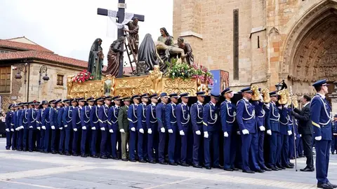 Procesión de conmemoración del LXXX aniversario del paso 'El descendimiento', organizada por la Real Cofradía del Santísimo Sacramento de Minerva y la Santa Vera Cruz y la Academia Básica del Aire y del Espacio. Fotos: Campillo.