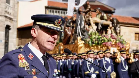 Procesión de conmemoración del LXXX aniversario del paso 'El descendimiento', organizada por la Real Cofradía del Santísimo Sacramento de Minerva y la Santa Vera Cruz y la Academia Básica del Aire y del Espacio. Fotos: Campillo.