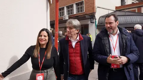 El ministro de Transportes y Movilidad Sostenible, Óscar Puente, junto a Nuria Rubio y Carlos Martínez en la segunda jornada del XV Congreso Autonómico del PSOE de Castilla y León. Foto: Miriam Chacón.