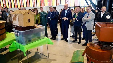 El alcalde de León, José Antonio Diez, inaugura Expociencia junto a la rectora de la Universidad de León, Nuria González. Foto: Campillo.