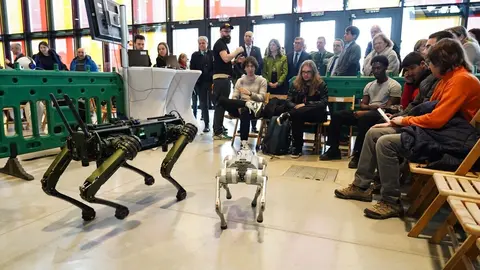 El alcalde de León, José Antonio Diez, inaugura Expociencia junto a la rectora de la Universidad de León, Nuria González. Foto: Campillo.