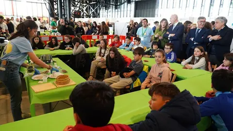 El alcalde de León, José Antonio Diez, inaugura Expociencia junto a la rectora de la Universidad de León, Nuria González. Foto: Campillo.