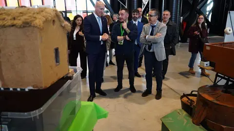 El alcalde de León, José Antonio Diez, inaugura Expociencia junto a la rectora de la Universidad de León, Nuria González. Foto: Campillo.